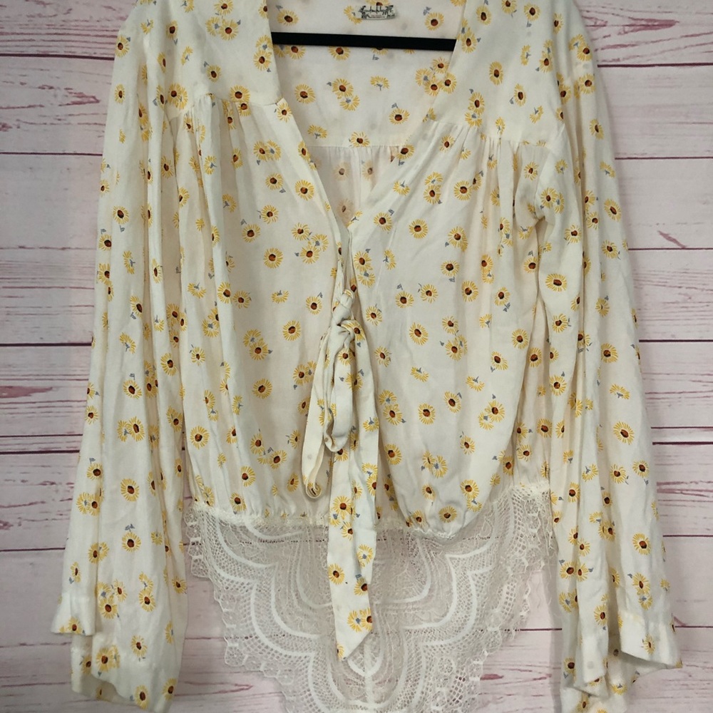 Forties Feels Daisy Print Bell-Sleeve Floral Bodysuit - Picture 9 of 14